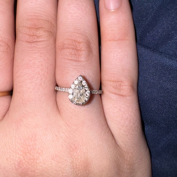 Engagement ring - Picture 3 of 5